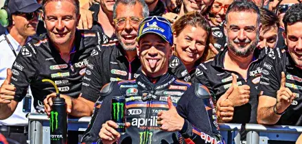 MotoGp, super Bezzecchi ad Aragon: pole position da record. Poi rivela: &ldquo;Il ginocchio mi fa tribolare, fa male&rdquo; | La griglia di partenza