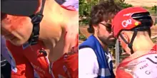 Choc alla Vuelta: Pogacar cade e si ritira. Il campione sloveno portato via in ambulanza: cosa &egrave; successo