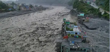 Alluvione in Nepal, almeno 752 morti e 2.500 dispersi: salvata una bambina di 6 anni sotto le macerie. Una nuova frana mette a rischio i soccorsi