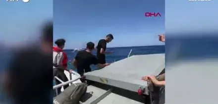 Naufragio al largo di Cipro: persone in acqua e l&rsquo;intervento dei soccorsi. Il momento del salvataggio &ndash; Il video