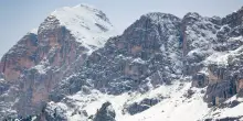 Tragedia in montagna, alpinista di 73 anni precipita per 20 metri e muore sulle Dolomiti