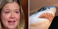 &ldquo;Lo squalo &egrave; arrivato a 30 centimetri dalla mia faccia e ha cominciato ad aprire la bocca. Ho pensato &lsquo;devo fare qualcosa, senn&ograve; mi staccher&agrave; la testa. Quale braccio sono disposta a perdere?&rdquo;: la storia di Leah Stewart