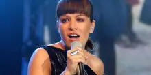 &ldquo;Giorgio Armani mi diceva di continuare a cantare in inglese e fare canzoni con la cassa dritta. Se potessi smetterei oggi stesso di fare musica, ma quando salgo sul palco capisco che &egrave; il mio fottuto elemento&rdquo;: parla Alexia