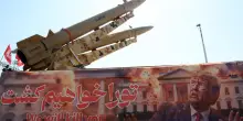 Nuova escalation in Iran: raid Usa sull&rsquo;isola di Larak. Missili di Teheran su basi americane in Giordania ed Emirati. Petroliera in fiamme nello Stretto di Hormuz