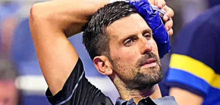 Clamoroso agli Us Open, Djokovic in lacrime eliminato al primo turno: &ldquo;Vomito, ho un problema serio. Il mio corpo ha iniziato a cedere&rdquo;