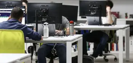 Istat: occupazione stabile a luglio ma gli over 50 al lavoro sono il doppio degli under 35
