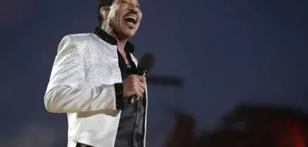 Lionel Richie finisce di nuovo in ospedale: paura per il re del soul dopo il concerto di St. Louis. Il cantante ha chiesto uno sgabello per cantare seduto &ldquo;All Night Long&rdquo; poi ha chiesto l&rsquo;intervento dei medici