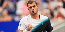 Us Open, Cobolli comincia con il botto: battuto Comesana dopo un match epico. &ldquo;Ora vado nel miglior ristorante di New York e poi bevo uno shottino&rdquo;