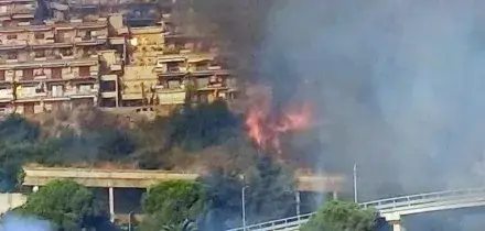 Incendio a Taormina, le fiamme arrivano alle case. Il sindaco: &ldquo;La situazione &egrave; tragica&rdquo;