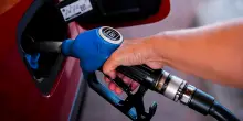 Caro carburanti, nuova stangata: il gasolio in modalit&agrave; self service sulla rete nazionale vola a 2,131 euro al litro