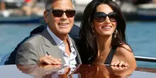 &ldquo;George Clooney ha voluto pagare tutto di tasca sua, ha rifiutato l&rsquo;ospitalit&agrave; della Mostra del Cinema di Venezia. Il conto dell&rsquo;hotel extralusso l&rsquo;ha saldato con la sua carta&rdquo;: il retroscena