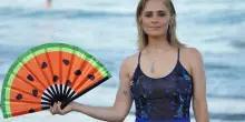Venezia 83, Greta Scarano apre la Mostra del Cinema con l&rsquo;anguria-ventaglio per la Palestina: &ldquo;Il ruolo di madrina? Termine bellissimo per il battesimo, ma qui non serve a nulla&rdquo;