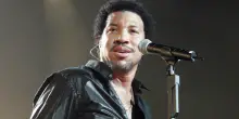 &ldquo;Lionel Richie potrebbe avere seri problemi cardiaci. Il lavoro &egrave; come una dipendenza per lui, pensa di essere indistruttibile&rdquo;: preoccupazione per la salute del re del soul