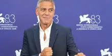 &ldquo;Viviamo in una cacocrazia, ma ne usciremo&rdquo;, il Leone d&rsquo;oro George Clooney contro Trump e una certa &ldquo;idea di crudelt&agrave;&rdquo;