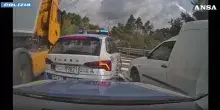 Contromano sulla A1 per 50 km sotto l&rsquo;effetto di cannabis: il video dell&rsquo;inseguimento, poi il fermo