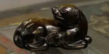 &ldquo;Questo cane ha una storia magica&rdquo;: comprato per appena un dollaro in un mercatino, il raro oggetto ora potrebbe valere migliaia di dollari