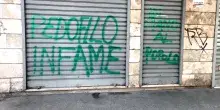 Caso Torino, molestie sulla tredicenne: insulti sulle saracinesche del minimarket dell&rsquo;indagato