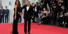 Show di George Clooney sul red carpet di Venezia: &ldquo;Il premio alla carriera? Ho pensato: &lsquo;forse sanno qualcosa che io non so? Magari hanno parlato con i miei medici?&rdquo;