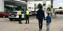 Padre dimentica il figlio di 10 anni in un&rsquo;area di servizio e guida per 140 km senza accorgersene