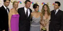 &ldquo;&Egrave; stato uno dei geni della commedia del nostro tempo. Ci ha dato anche molto di pi&ugrave; parlando della sua dipendenza&rdquo;: Netflix annuncia una serie su Matthew Perry, il Chandler Bing di Friends
