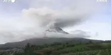Indonesia, erutta il vulcano Sinabung: centinaia di sfollati. La cenere sui terreni agricoli minaccia i raccolti