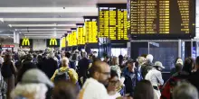 Rfi multata per 1,75 milioni per lo stop ai treni &ldquo;causa chiodo&rdquo; che danneggi&ograve; i cavi a Termini: &ldquo;Non adottate misure idonee&rdquo;