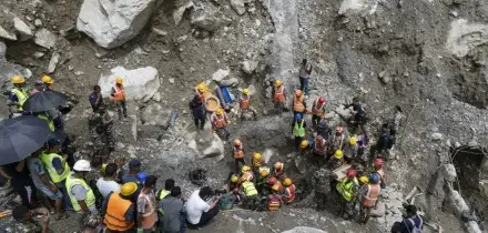 In Nepal c&rsquo;&egrave; ancora vita sotto al fango: due operai trovati vivi sotto un tunnel dopo nove giorni
