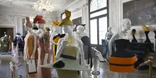 A Venezia apre la Casa-Museo Pierre Cardin: 350 abiti fanno rivivere il palazzo (e il mito) dello stilista-architetto che vest&igrave; i Beatles e invent&ograve; la moda del futuro