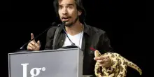 Dagli orinatoi anti-schizzo alle mutande sotterrate fino ai serpenti calpestati e i baci scientifici, ecco gli IgNobel 2026