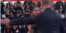 L&rsquo;attrice Nina Dobrev &ldquo;cacciata&rdquo; dal red carpet del Festival di Venezia, la folla urla contro la security per farla restare: &ldquo;Lasciala stare, &egrave; appena arrivata!&rdquo;
