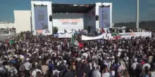 Meloni a Bari per la festa del governo, l&rsquo;intervento della premier dal palco: diretta video