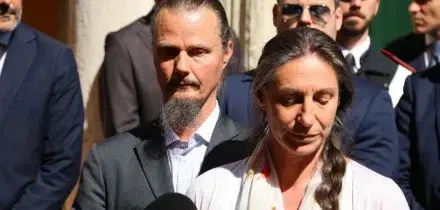 Famiglia nel bosco, i genitori contro la decisione del Tribunale sul rientro graduale dei figli: &ldquo;Ci ha spezzato il cuore&rdquo;