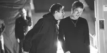 Noel e Liam Gallagher di nuovo amici nel documentario &ldquo;mistico&rdquo; &lsquo;Oasis, don&rsquo;t look back in anger&rsquo; presentato a Venezia 83. Mano nella mano, sorrisi e complimenti reciproci. E i fan piangono come davanti alla Madonna