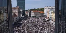 Migliaia di tonnellate di rifiuti illegali e pericolosi scoperti in Croazia, 50mila persone protestano in piazza a Zagabria