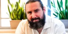 &ldquo;Sbagliamo quando impediamo ai figli di soffrire, quando mettiamo la nostra ansia di fronte al loro bisogno di crescere. Inciampi e ti fai male? Bene. Bocci? Amen. Il dolore &egrave; un maestro&rdquo;: parla lo psicopedagogista Stefano Rossi
