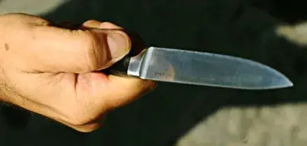 Olbia, entra in un ristorante di sushi armato di coltello e tiene in ostaggio la titolare: quattro persone ferite