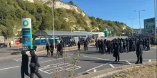 Regno Unito, decine di manifestanti di estrema destra bloccano l&rsquo;ingresso del porto di Dover gridando slogan anti-migranti