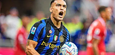 L&rsquo;Inter &egrave; tornata pazza: batte il Napoli con una rimonta incredibile e rimane a punteggio pieno. Decisivo Lautaro Martinez