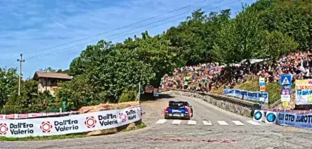 Incidente choc al Rally Mille Miglia a Brescia: un&rsquo;auto travolge e uccide una persona. Gara sospesa