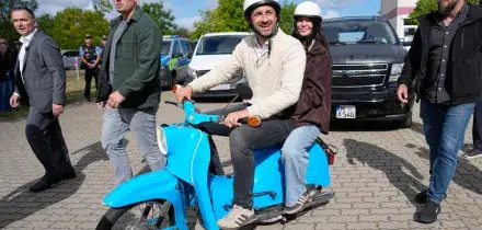 Sassonia-Anhalt, Ulrich Siegmund (Afd) arrivato al seggio sullo scooter simbolo della Germania dell&rsquo;Est