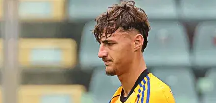 Paura per Bozhinov: sviene in campo durante Juve Stabia-Pisa e viene portato via in ambulanza. Gara sospesa e poi ripresa