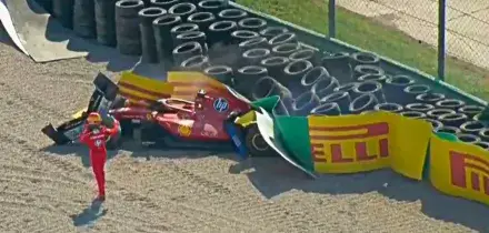 Disastro Ferrari a Monza: Leclerc a muro al secondo giro, bandiera rossa. Scintille con Hamilton dopo la partenza: &ldquo;Charles mi ha spinto fuori&rdquo;