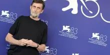 &ldquo;Spenga il telefono&rdquo;, l&rsquo;ira di Nanni Moretti durante la proiezione Venezia. Il regista scende in platea e la sala reagisce con un&rsquo;ovazione