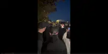 Gran Bretagna, scontri tra manifestanti e polizia a Portsmouth: 500 persone incappucciate volevano impedire l&rsquo;arrivo di 140 migranti