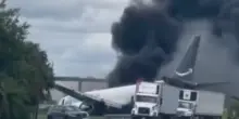 &ldquo;I pompieri sono riusciti miracolosamente a estrarre vivi i piloti intrappolati nella cabina mentre i motori dell&rsquo;aereo erano in fiamme&rdquo;: cargo Amazon esce di pista e si schianta contro le auto, 5 morti