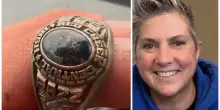 Dopo 28 anni ritrova l&rsquo;anello che aveva perso durante una gita al lago con gli amici: l&rsquo;incredibile scoperta e l&rsquo;impresa per identificare la proprietaria