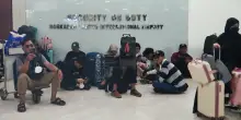 Erutta il vulcano indonesiano Krakatoa: voli sospesi a Giacarta, pi&ugrave; di 270mila passeggeri coinvolti. Bloccata anche una famiglia italiana