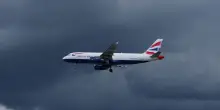 Caos voli nel Regno Unito, un guasto blocca le partenze dagli aeroporti di Londra e Manchester: ritardi e cancellazioni