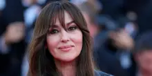 &ldquo;Sono stata la tipica mamma italiana, chiedo &lsquo;Hai mangiato? Hai dormito? Hai freddo?&rsquo;.  Le guardo crescere e vivere le loro vite&rdquo;: Monica Bellucci parla del rapporto con le figlie Deva e L&eacute;onie