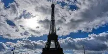 Lavoratrici della Tour Eiffel &ldquo;nascoste&rdquo; per la visita di un gruppo ind&ugrave;: sciopero e polemiche a Parigi